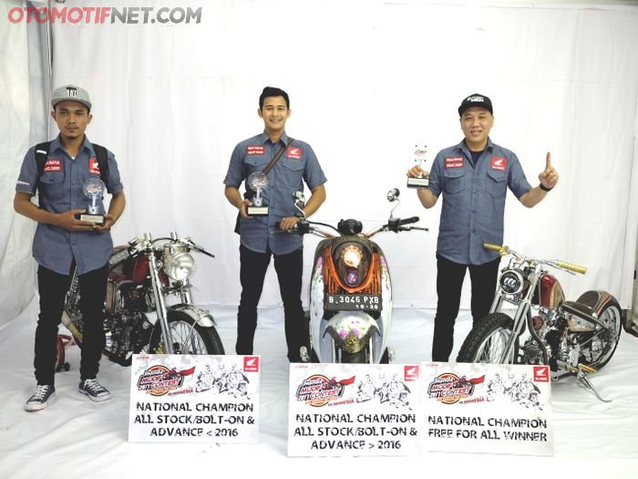 Juara Nasional Honda Modif Contest 2017. (ki-ka) Iqbal Saputra, Rully Manarullah, dan Hasan Lau
