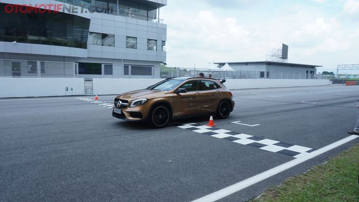 Start drag race dengan Mercedes-AMG GLA 45 yang menggunakan fitur launch control