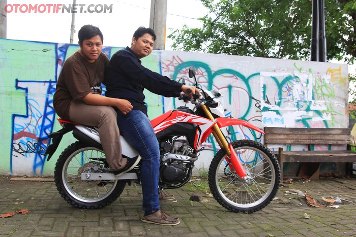 Bandingkan dengan foto pertama diatas, posisi knalpot jadi sejajar dengan ban