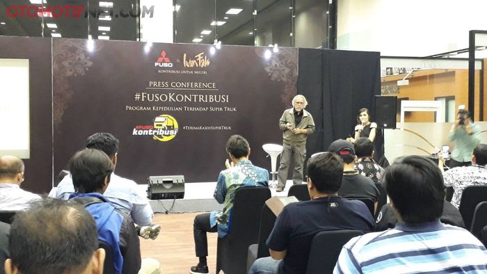 Iwan Fals sebagai duta merk Fuso sekaligus bintang road show bersama Mitsubishi Fuso