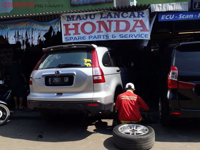 Honda CR-V 2007 yang alami kerusakan pada kaki-kaki sedang diperiksa di bengkel spesialis Honda, Maj