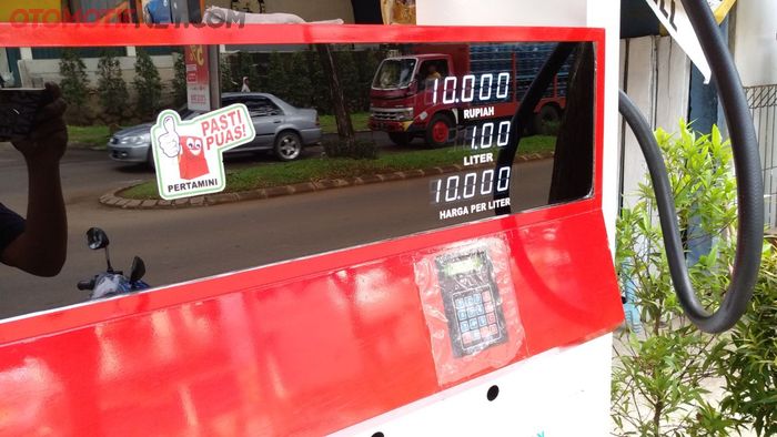 Harga BBM jenis Pertamax yang dijual oleh penjual bensin eceran Rp 10.000,-/liter.