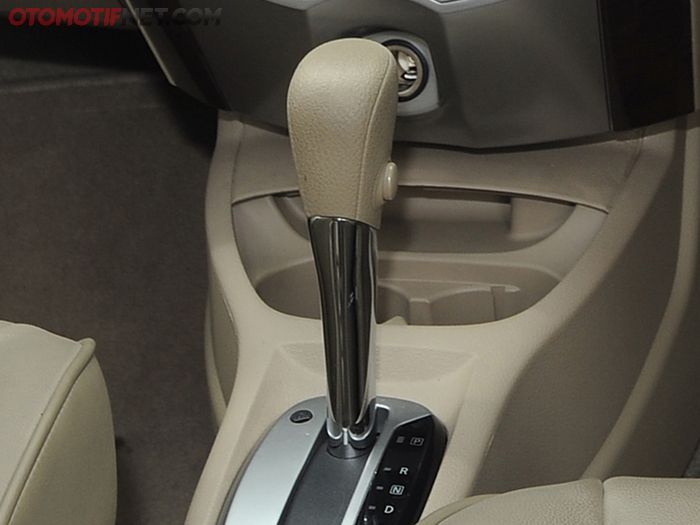 Tombol overdrive di transmisi otomatis Nissan Grand Livina