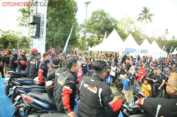 Ribuan pengunjung acara YAMAHA MAXI DAY antusias ketika bertemu tim MAXI YAMAHA Tour de Indonesia