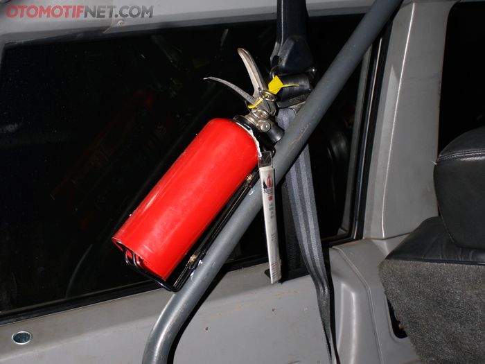 Alat Pemadam Api Ringan (APAR) di mobil.