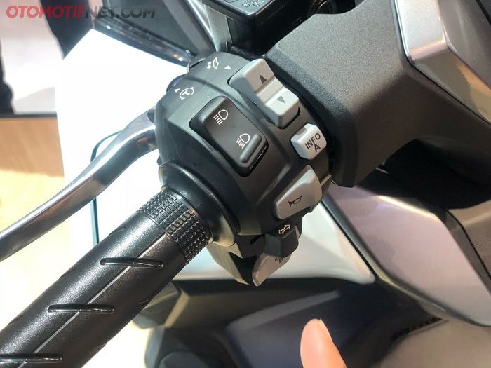 Tombol di panel setang kiri Forza 250 punya banyak fungsi mulai dari menaik turunkan windshield samp