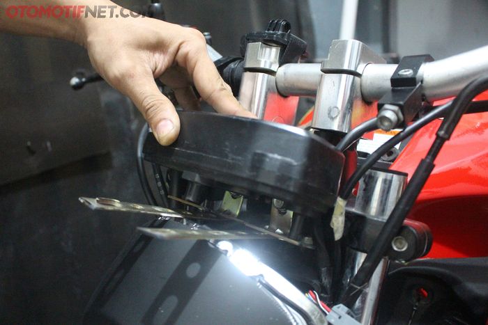 Tips Suzuki GSX-S. Perlu buat braket dengan pelat besi untuk dudukan spido (Gbr.6)