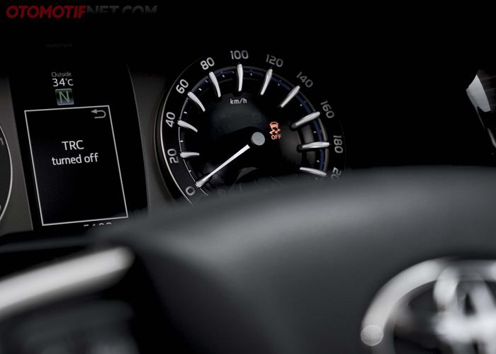 ILUSTRASI. Traction control Toyota Fortuner bekerja dengan cara mengontrol tenaga mesin dan pengereman di roda yang menjadi pen