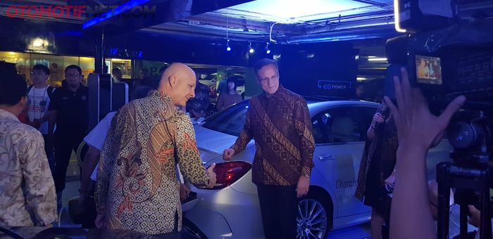 Roelof Lamberts, Presdir Mercedez -Benz Indonesia mengisi daya C-Class