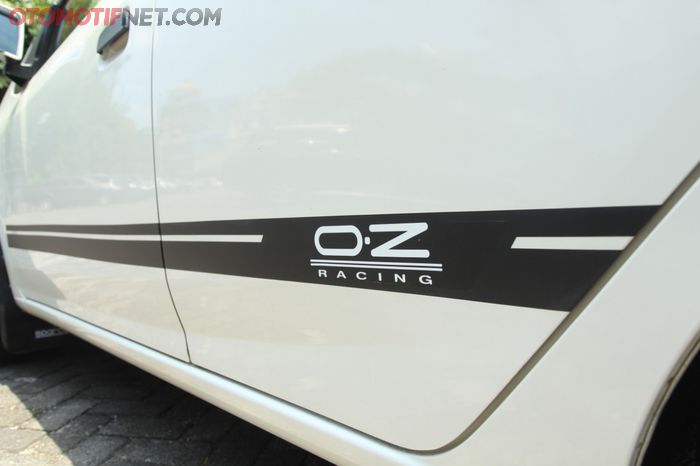 Striping custom OZ Racing, menyesuaikan pelek