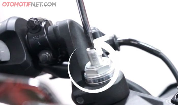 Cara seting sokbreker depan New CBR150R, putar searah jarum jam untuk membuatnya lebih keras