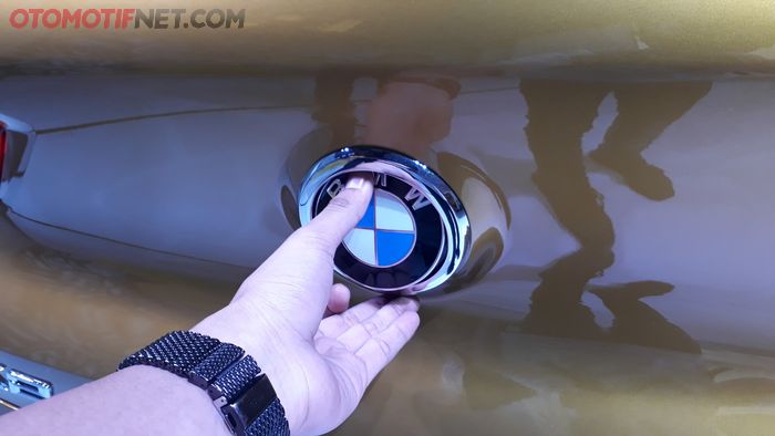 Tuas Pembuka Pintu Bagasi BMW X2 yang Terintegrasi dengan Emblem Logo BMW