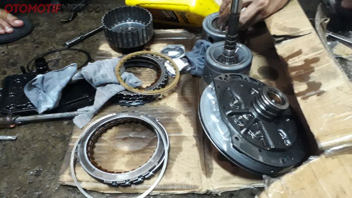 Komponen Transmisi Otomatis yang Sedang Diperbaiki Hermas Efendi Prabowo, Pemilik Bengkel Worner Mat