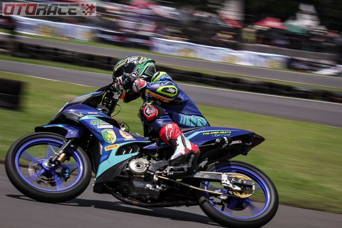 Aksi Andy Muhammad Fadly dengan Yamaha MX-King di sirkuit Sentul Karting dengan tim Dit's Palangkaraya Racing Team