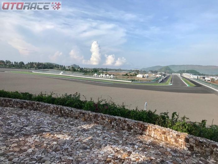 Pemandangan sirkuit Pertamina Mandalika International Street Circuit dari dek observasi di Tikungan 1