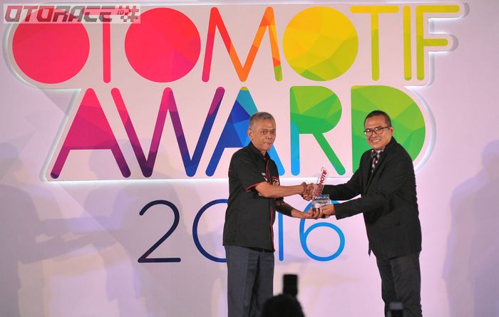 Priandi Satria (kiri) dan Joni Lono Mulia kala OTOMOTIF Award 2016. 