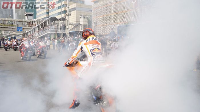 Marc Marquez melakukan aksi burn out di parade pembalap MotoGP di Jakarta (16/3)