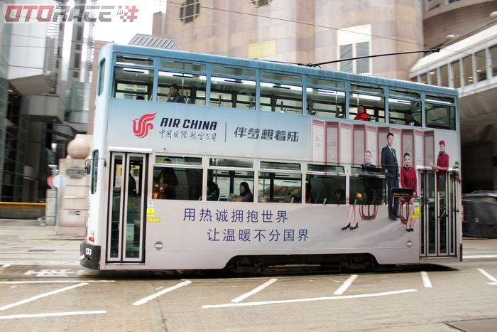Contoh troley bus yang bergerak dengan energi listrik, hilir mudik saat Formula E Hong Kong. 