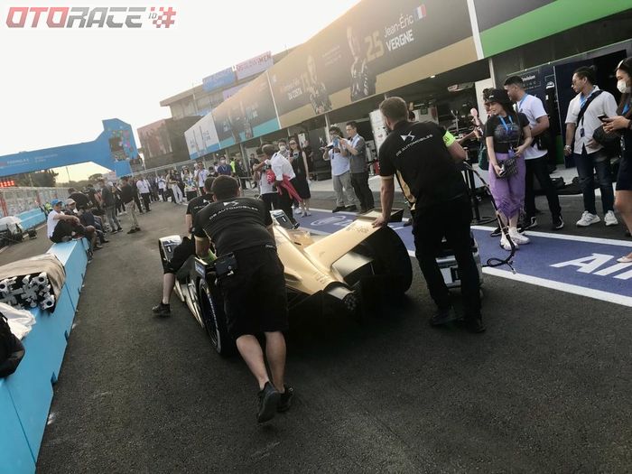 Mobil Jean Eric Vergne dibawa kembali ke paddock di sirkuit Ancol
