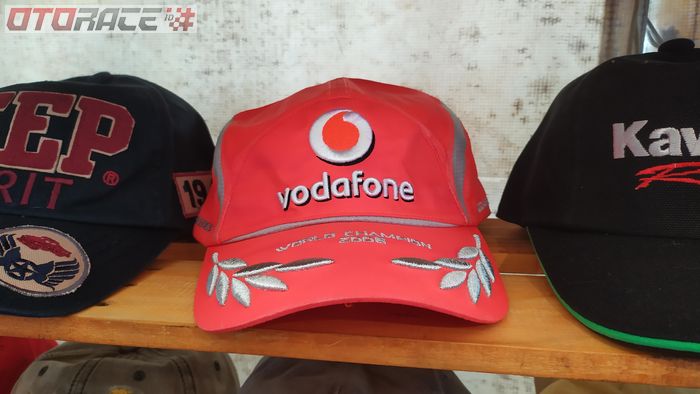 Replika topi Vodafone yang dipakai Lewis Hamilton kala menjadi juara dunia F1 2009.