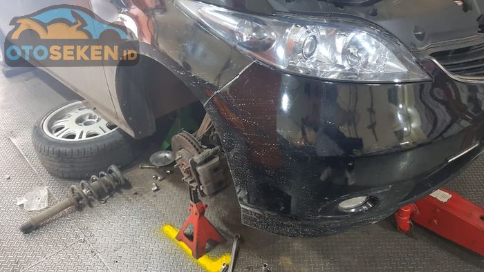 Salah satu mobil customer Sinar Mas Akhiong yang sedang diperbaiki.