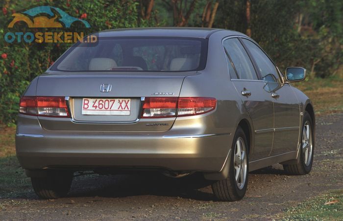 Tampilan belakang Honda Accord VTI-L CM5