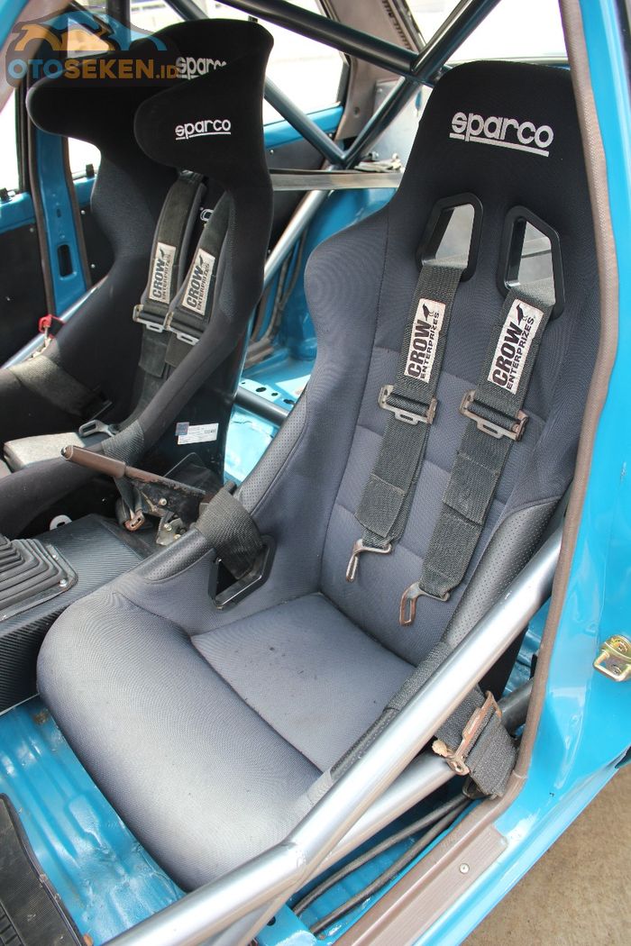 Bucket seat Sparco dan seatbelt Crow untuk driver dan navigator