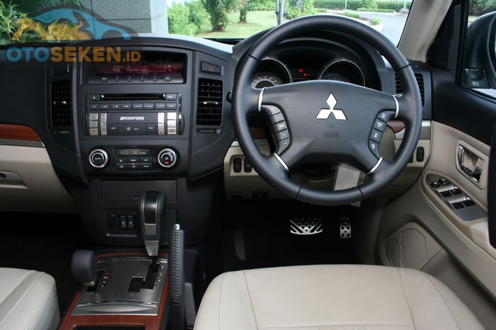 Interior Mitsubishi Pajero 3.8 V6