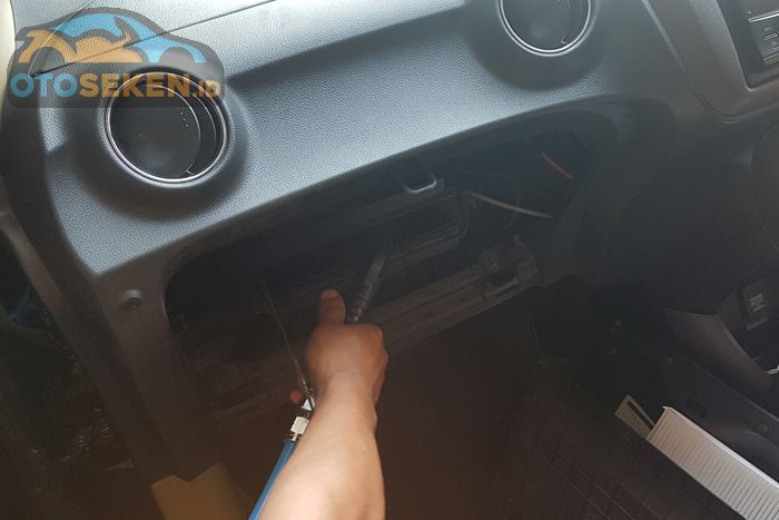 Pasang filter kabin di Honda Brio Satya