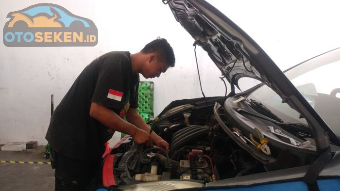 mekanik ahli Auto Clinic siap membantu servis mobil Nissan