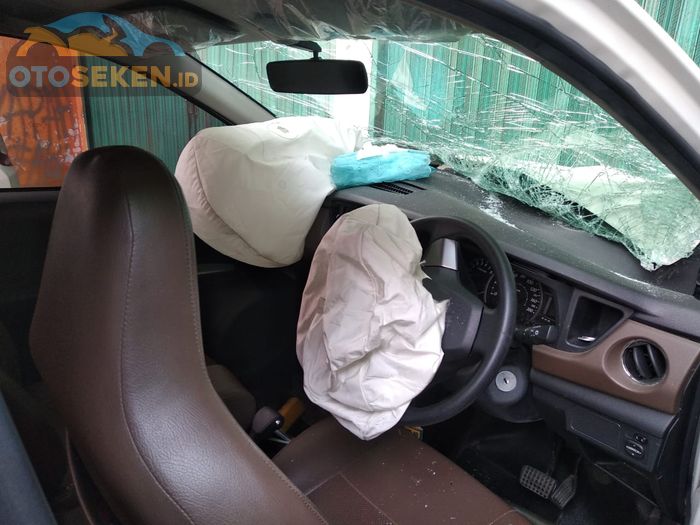 Airbag Toyota Calya yang mengembang dengan baik saat kecelakaan di Cileungsi (8/5/2019).