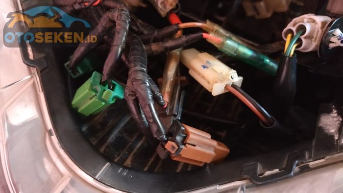 Periksa kondisi kabel dan kekencangan soket jika muncul kode error di motor