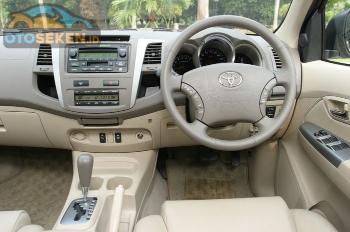 Interior Toyota Fortuner Generasi Pertama