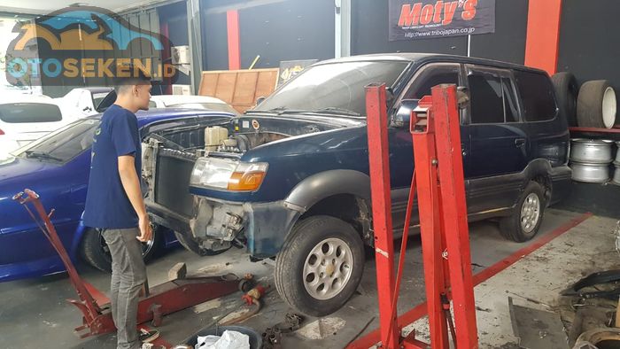 Toyota Kijang 'Kapsul' dengan mesin 4AG Silver Top.