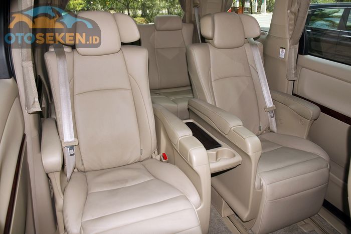 Kursi baris kedua Toyota Alphard tahun 2012-2014