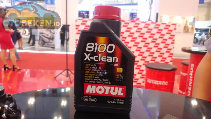 Oli MOTUL 8100 X-clean dengan kekentalan 5W40.