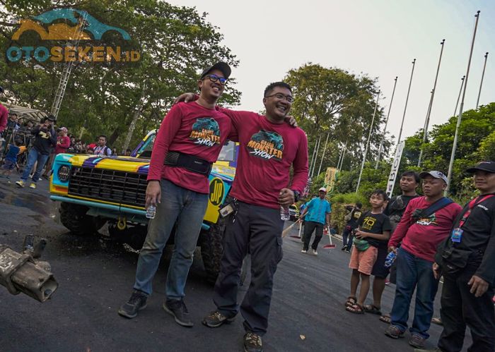 Iput (Kiri) selaku Driver beserta Co-Drivernya selamat dan tersenyum bangga setelah berhasil menghibur para penggunjung Otobursa Tumplek Blek 2019.