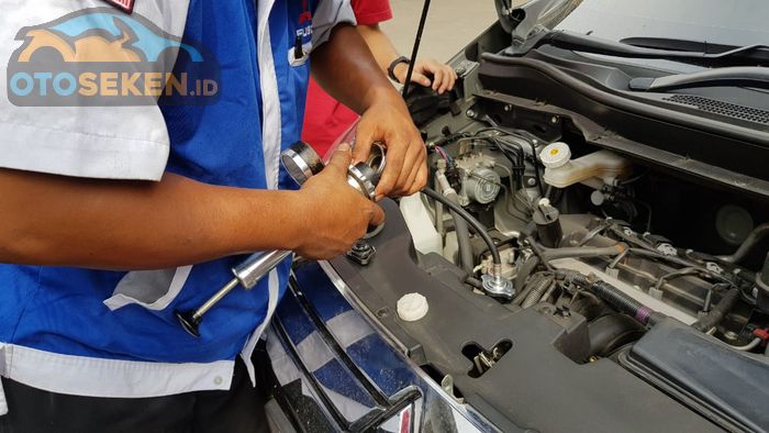 Tabung reservoir radiator Mitsubishi Xpander yang mengalami Kebocoran