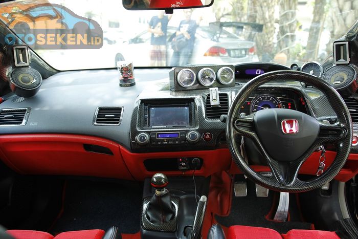 Interior Honda Civic FD 2 milik Renat yang mengusung tema karbon racing