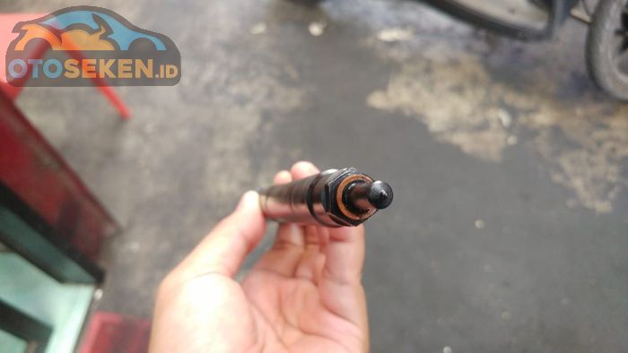 lubang nozzle injektor diesel sangat kecil