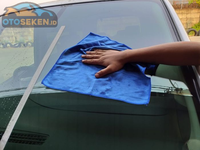 bersihkan kaca mobil untuk mencegah jamur saat musim hujan