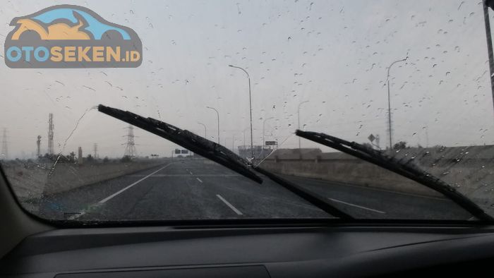 Karet wiper wajib ganti bila hasil sapuan air hujan tidak maksimal