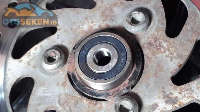 Ilustrasi bearing roda depam motor