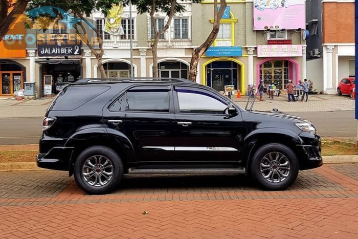 Toyota Fortuner TRD tahun 2015 tampak dari samping