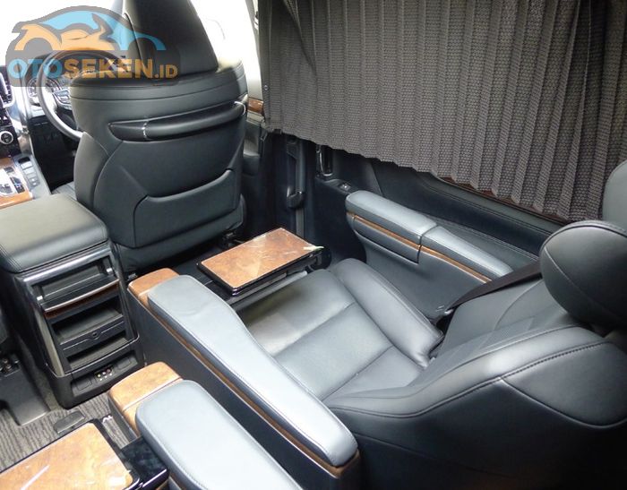 Kursi Baris Kedua Toyota Alphard 3.5 Q Executive Lounge 2015