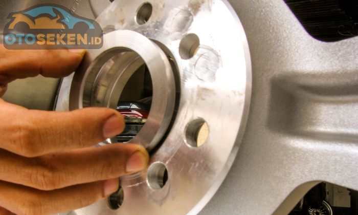 Diameter center hub pelek aftermarket lebih besar dari center hub mobil, sehingga diperlukan center ring