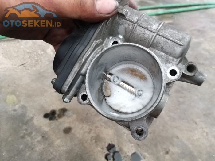 Kotoran hitam pada bagian throttle body hilang setelah di semprot cairan cleaner