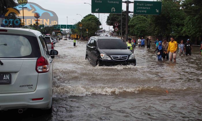 Daihatsu Xenia menerjang banjir.