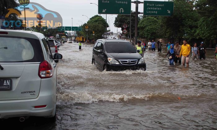 Ilustrasi mobil menerjang banjir