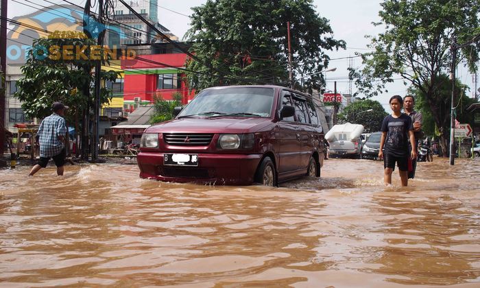 Ilustrasi mobil menerjang banjir di Jakarta